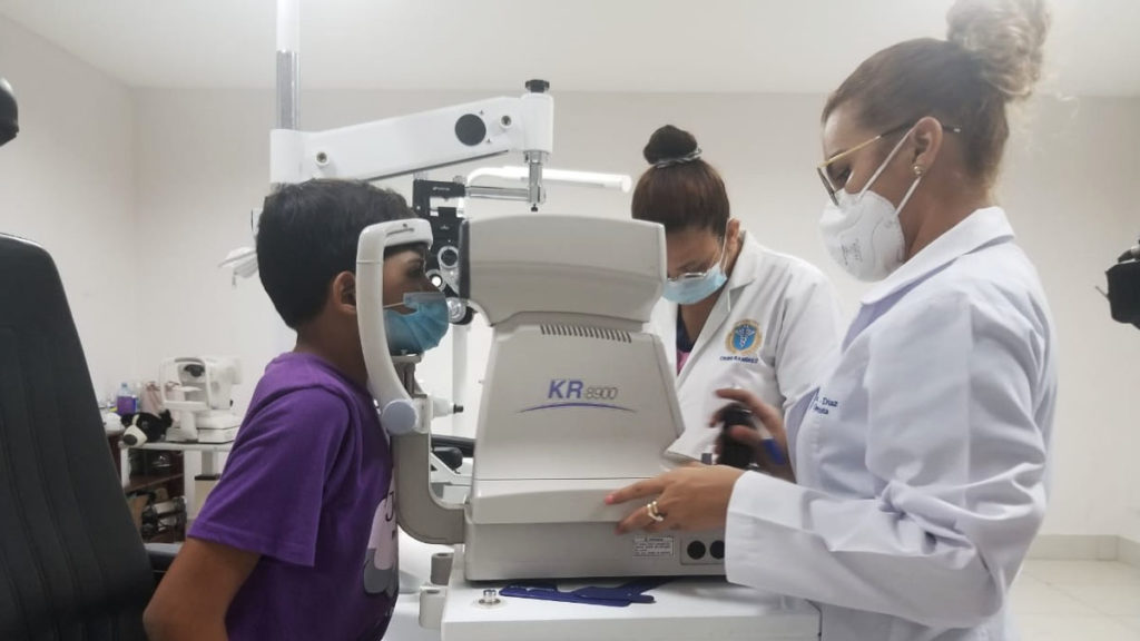 Menor de edad es atendido por una doctora durante una jornada de salud visual en el CENAO