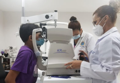 Menor de edad es atendido por una doctora durante una jornada de salud visual en el CENAO