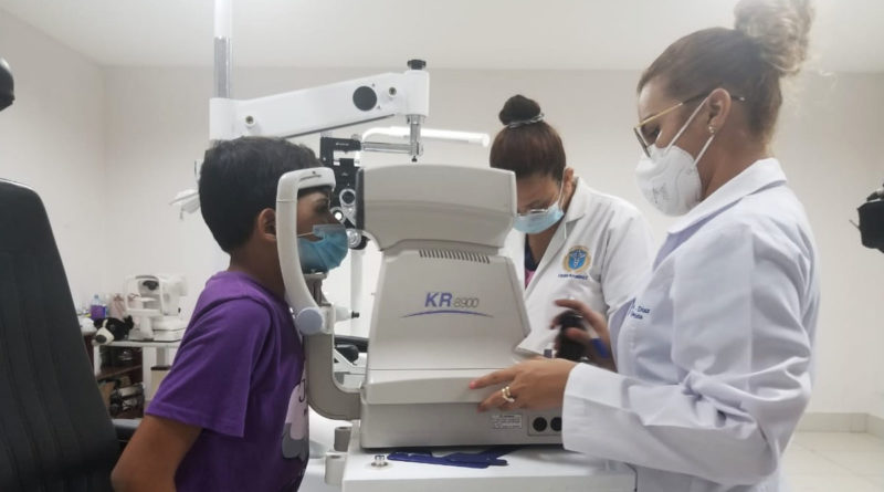 Menor de edad es atendido por una doctora durante una jornada de salud visual en el CENAO