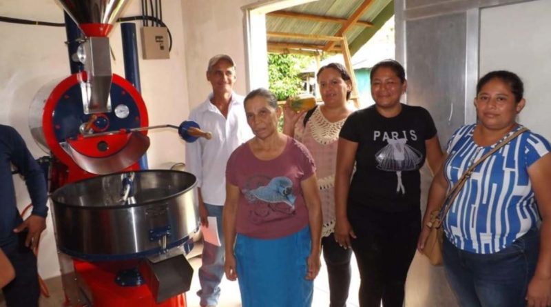 Protagonistas de El Castillo, Río San Juan durante la inauguración del centro de procesamiento de cacao