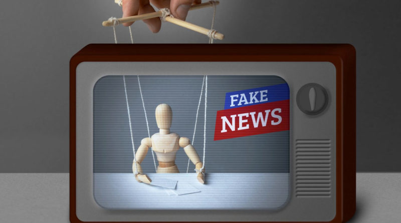 Imagen de un títere dentro de un TV que dice Fake News