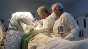 Cirujanos realizando operación en Hospital Manolo Morales