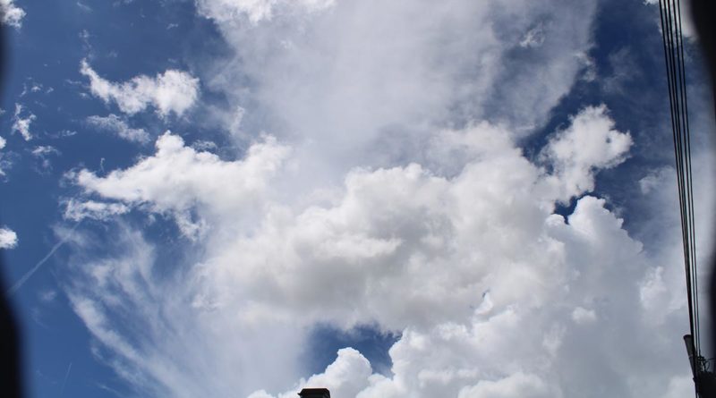 Este jueves predominará el ambiente caluroso y lluvias con mayor ocurrencia por la tarde.