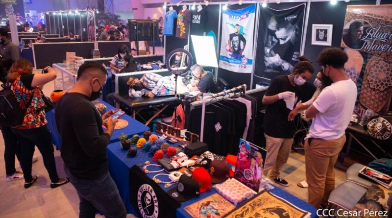 Artistas del tatuaje en la edición 2021 de la Convención de Tatuajes de Nicaragua.