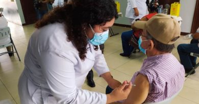 Autoridades del Ministerio de Salud realizando la aplicación de la segunda dosis de la vacuna contra la Covid-19, Covishield en el Distrito VI de Managua.