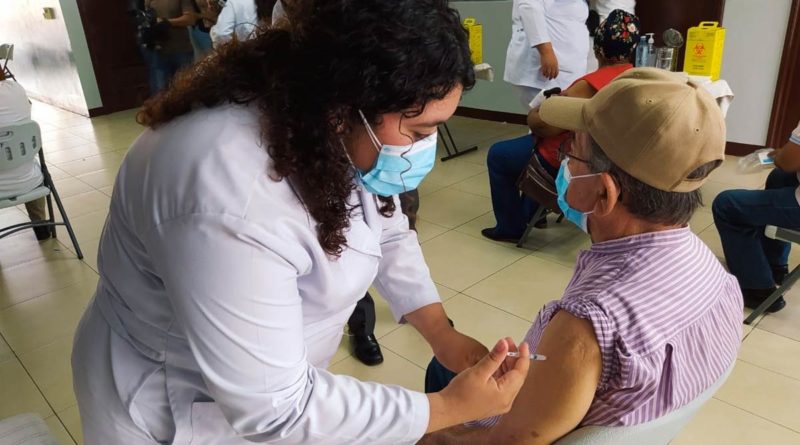 Autoridades del Ministerio de Salud realizando la aplicación de la segunda dosis de la vacuna contra la Covid-19, Covishield en el Distrito VI de Managua.