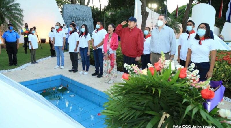Comandante Daniel y Compañera Rosario Murillo en acto en conmemoración del 85 aniversario del natalicio del Comandante Carlos Fonseca Amador