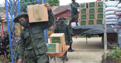 El Ejército de Nicaragua, realizó el descargue de 36 toneladas de merienda escolar y paquetes alimenticios en el municipio de Siuna.