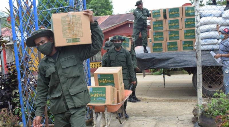 El Ejército de Nicaragua, realizó el descargue de 36 toneladas de merienda escolar y paquetes alimenticios en el municipio de Siuna.