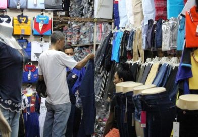 comerciante del mercado Roberto Huembes atendiendo a un cliente