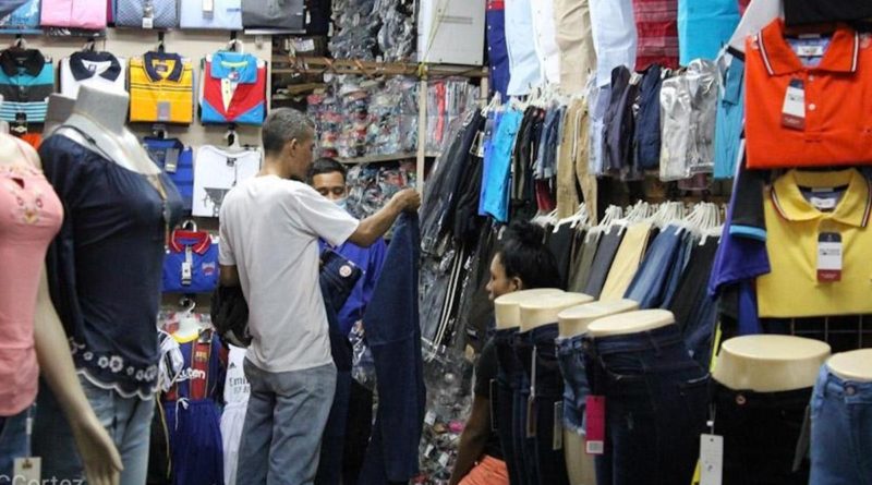 comerciante del mercado Roberto Huembes atendiendo a un cliente