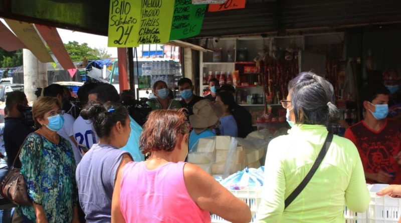 Compradores en el mercado El Mayoreo