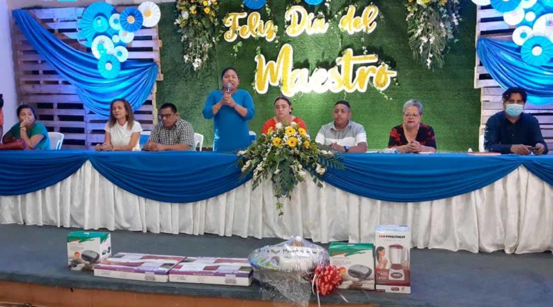 Maestros de Chinandega durante el acto realizado por el Ministerio de Educación