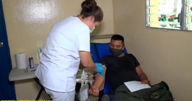 Efectivo militar durante proceso de donación de sangre junto a una enfermera