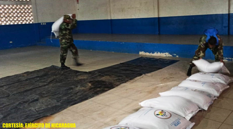 Miembros del Ejército de Nicaragua realizan descargue de semillas de arroz en coordinación con el INTA