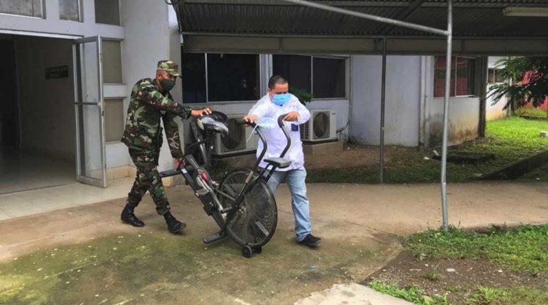 Miembros del Ejército de Nicaragua durante el traslado de los equipos médicos