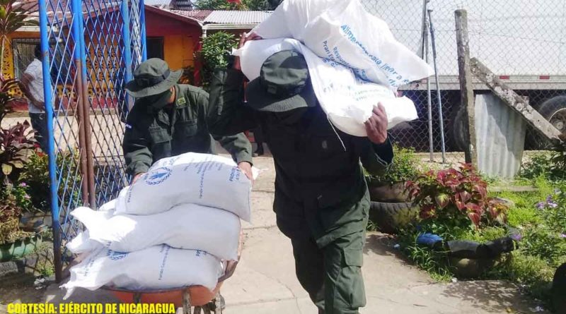 Miembros del Ejército de Nicaragua cargando merienda escolar