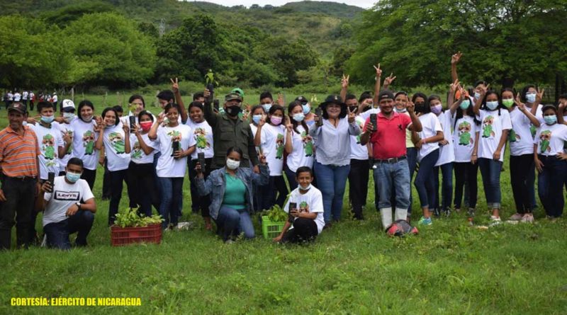 Ejército de Nicaragua junto a brigadistas durante la Jornada de reforestación en Chontales y Boaco