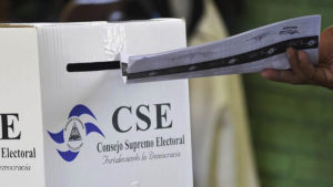 Boleta electoral frente a una urna