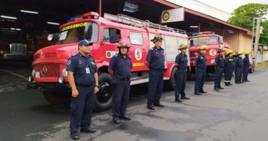Nuevos camiones y personal que serán enviados a la estación de bomberos en San Juan de Río Coco