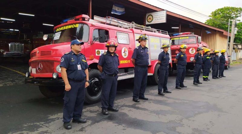 Nuevos camiones y personal que serán enviados a la estación de bomberos en San Juan de Río Coco