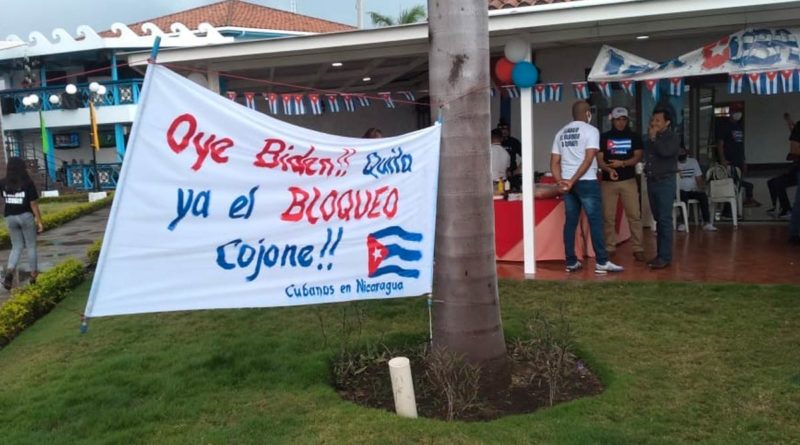 Una manta pidiendo el cese del bloque contra Cuba, en la feria organizada este fin de semana en el Puerto Salvador Allende.