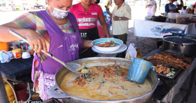 Mujer preparando sopa de mariscos en la Palaza 22 de Agosto de Managua, Nicaragua