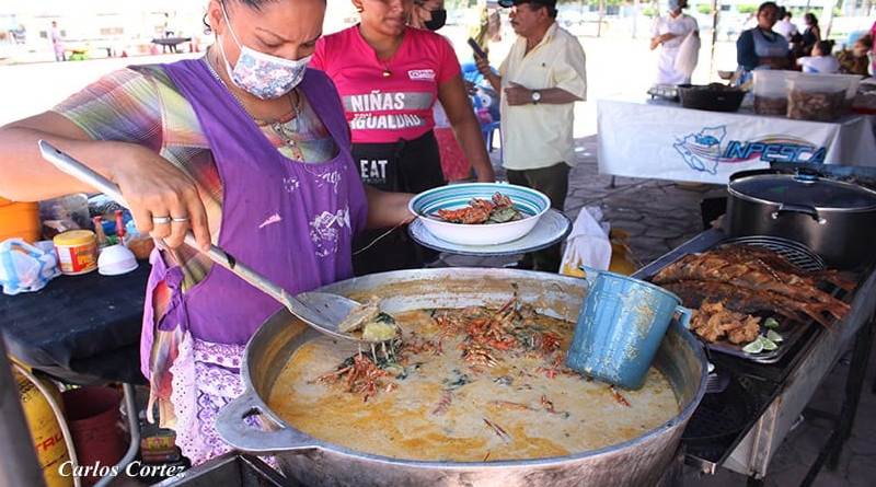 Mujer preparando sopa de mariscos en la Palaza 22 de Agosto de Managua, Nicaragua