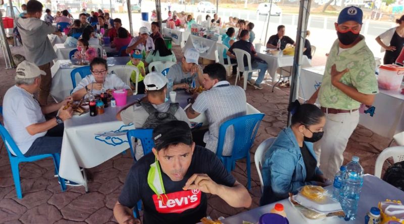 Familias capitalinas disfrutando del sabor de la Feria del Mar en la Plaza 22 de Agosto en Managua.