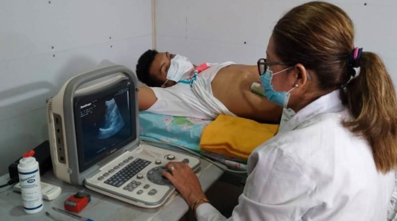 Pobladores del barrio Altagracia durante la atención médica en la feria de salud.