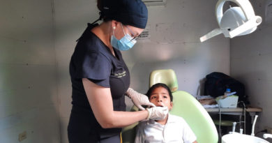 Médica del Centro de Salud Pedro Altamirano brinda atención odontológica a un menor de edad