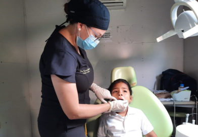 Médica del Centro de Salud Pedro Altamirano brinda atención odontológica a un menor de edad