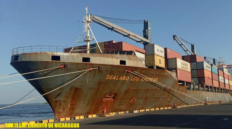 Barco pesquero anclado en puerto de Nicaragua