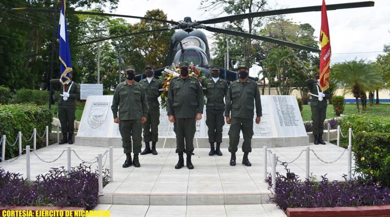 Jefe de la Fuerza Aérea, General de Brigada Spiro José Bassi Aguilar, Jefe del Estado Mayor de la Fuerza Aérea, Coronel Efrén Alejandro Marín Serrano, el Jefe de Operaciones y Planes Coronel Piloto Aviador DEMA Dagoberto Ramón Contreras y personal militar de la Fuerza Aérea.