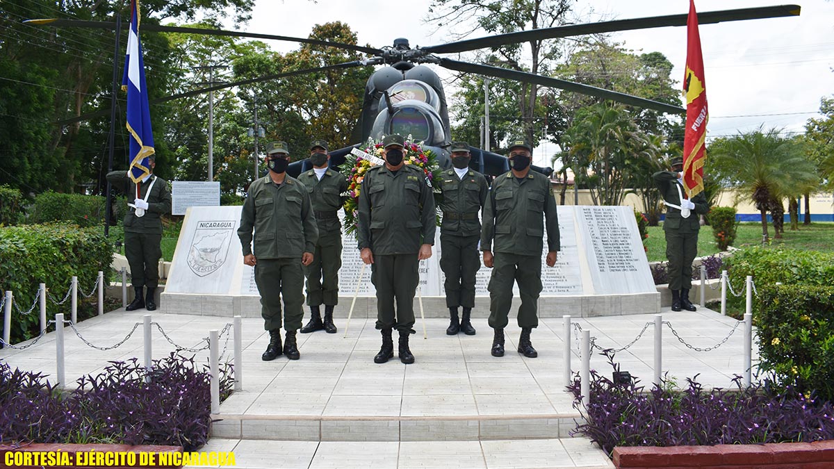 Ejército de Nicaragua realiza ceremonia ante el monumento en honor a los caídos de la fuerza aérea
