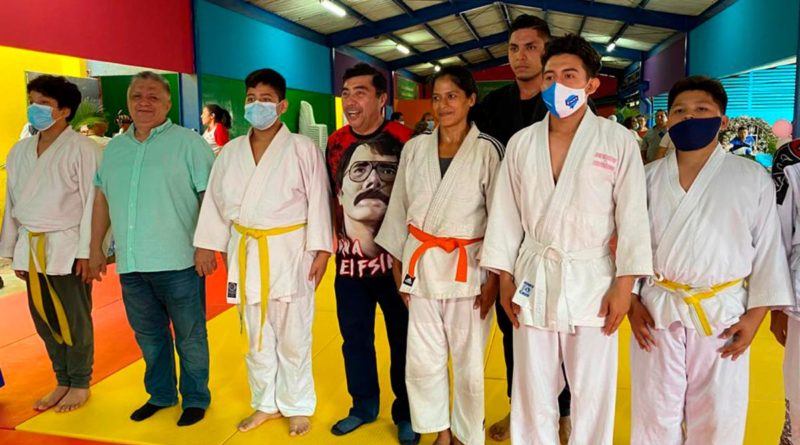 Vicealcalde de Managua junto a estudiantes de la Academia de Yudo