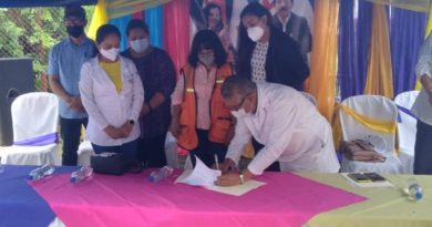 Autoridades del MINSA y pobladores de Estelí durante firma de contrato para sitio de consulta externa