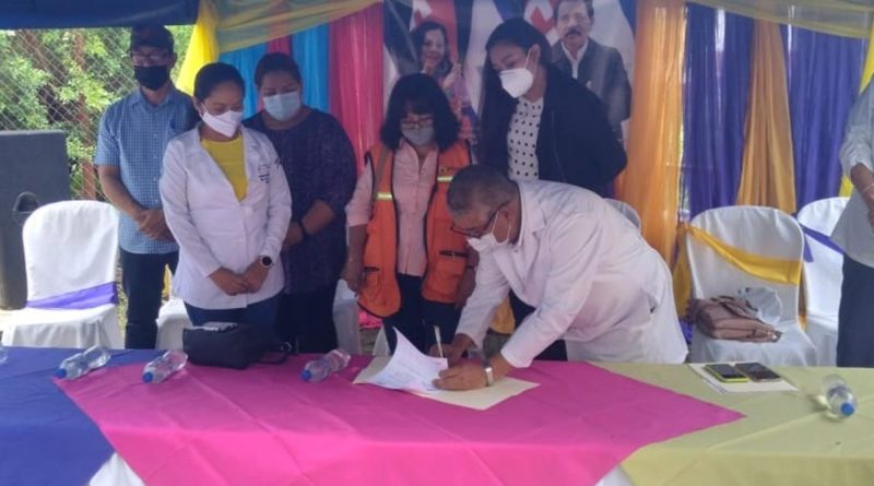Autoridades del MINSA y pobladores de Estelí durante firma de contrato para sitio de consulta externa
