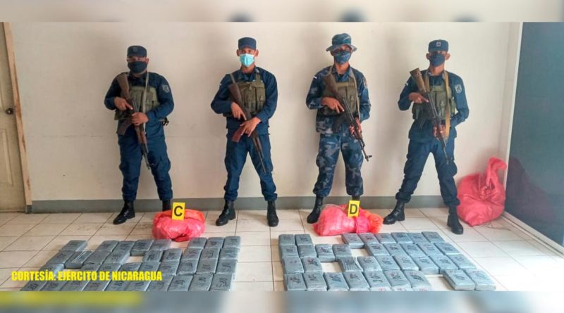 Efectivos Militares con la droga incautada al narcotráfico