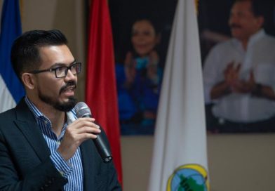 Funcionario de INETER durante el lanzamiento de la herramienta súper sitio de riesgo geológico y laboratorio natural.