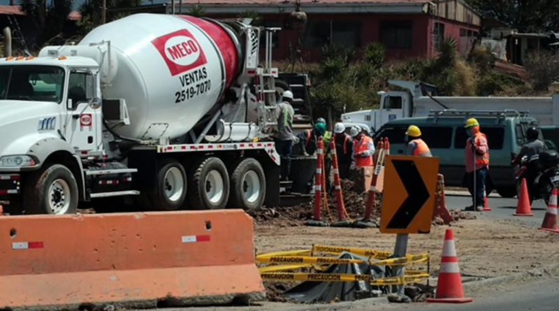 Maquinaria de empresas Meco, que se encargó, entre otras obras, del paso a desnivel en la rotonda de Garantías Sociales.