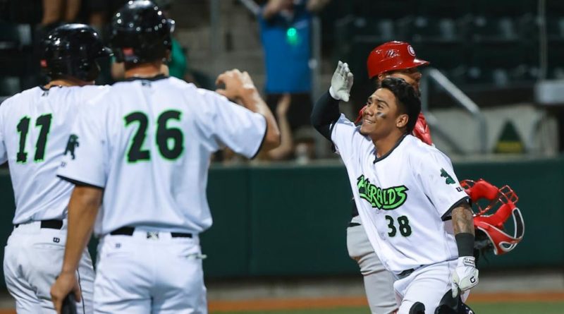 Ismael Munguía celebrando su cuadrangular para los Eugene Emeralds