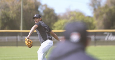 Jonathan Loáisiga lanzando para los Yankees de Nueva York.