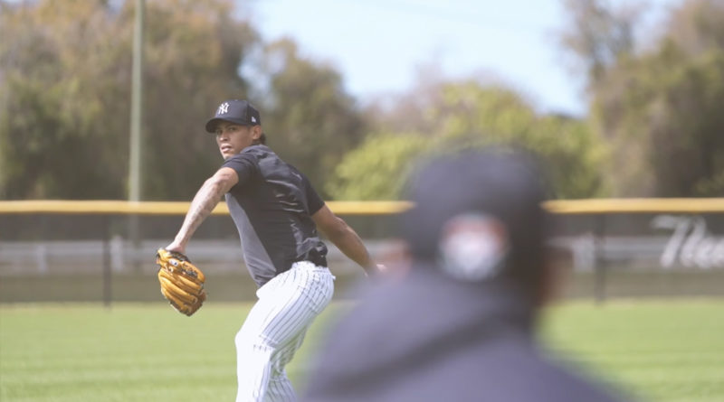 Jonathan Loáisiga lanzando para los Yankees de Nueva York.