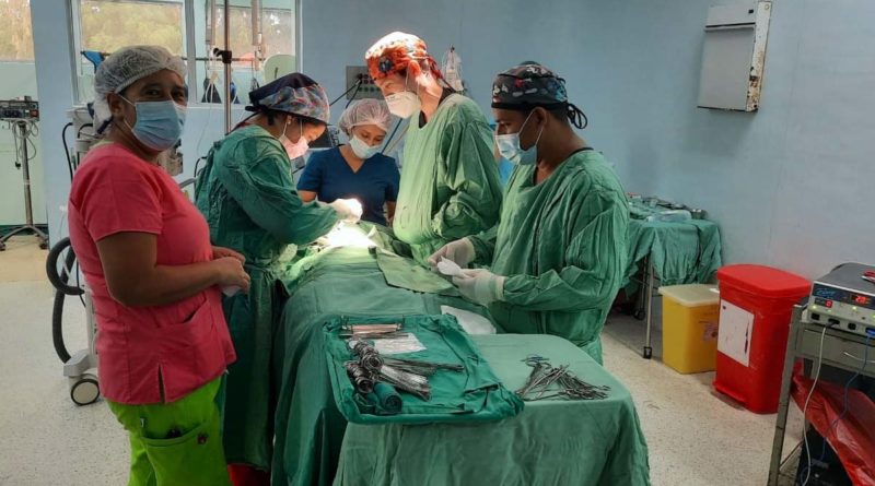 Médicos y enfermeros del Ministerio de Salud realizan operación en el hospital La Mascota
