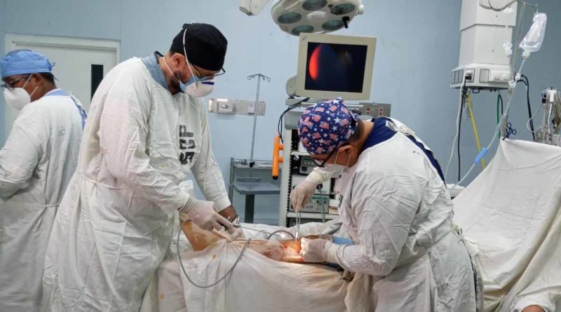 Médicos del hospital Manolo Morales durante una cirugía