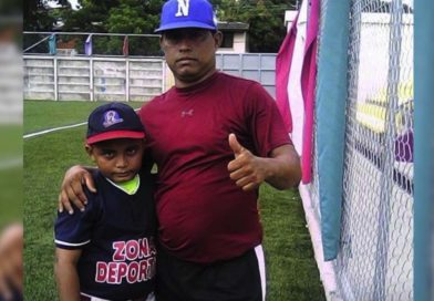 Juan Carlos Urbina, jugador de béisbol junto a su hijo