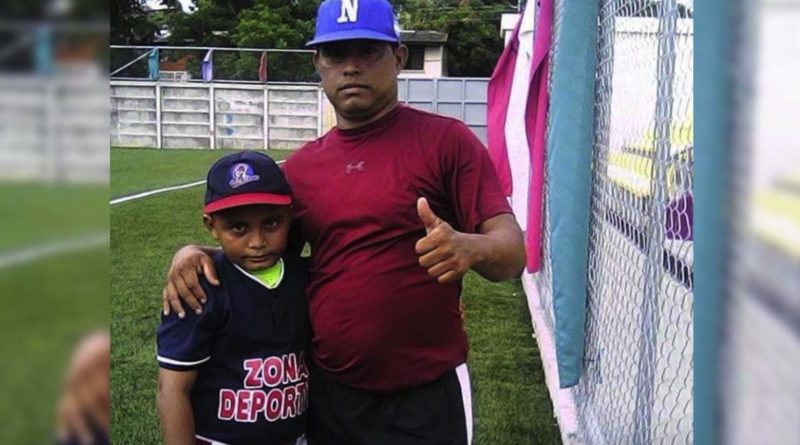 Juan Carlos Urbina, jugador de béisbol junto a su hijo