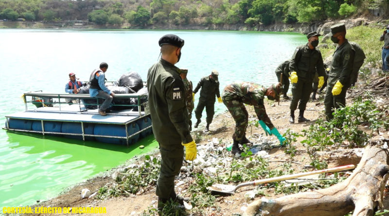 Efectivos del Ejército de Nicaragua limpiando las laderas de la Laguna de Tiscapa en Managua.