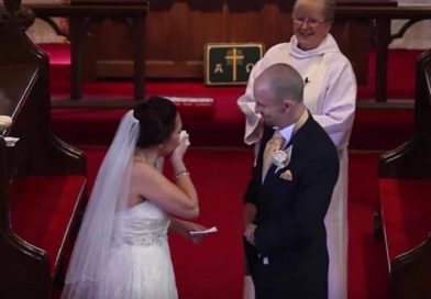 Liz y Ollie durante su boda